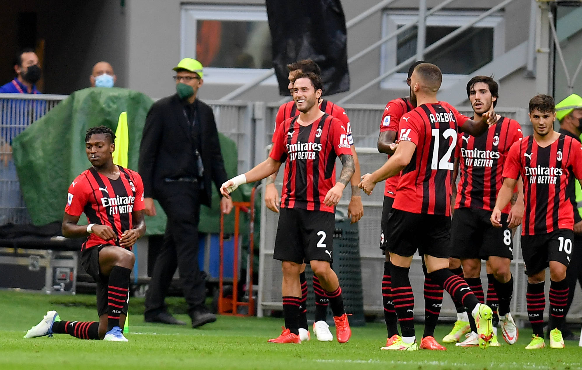 对阵同曦踩场！全员呐喊“家人”，邱彪直指刚冒头，强调团队篮球