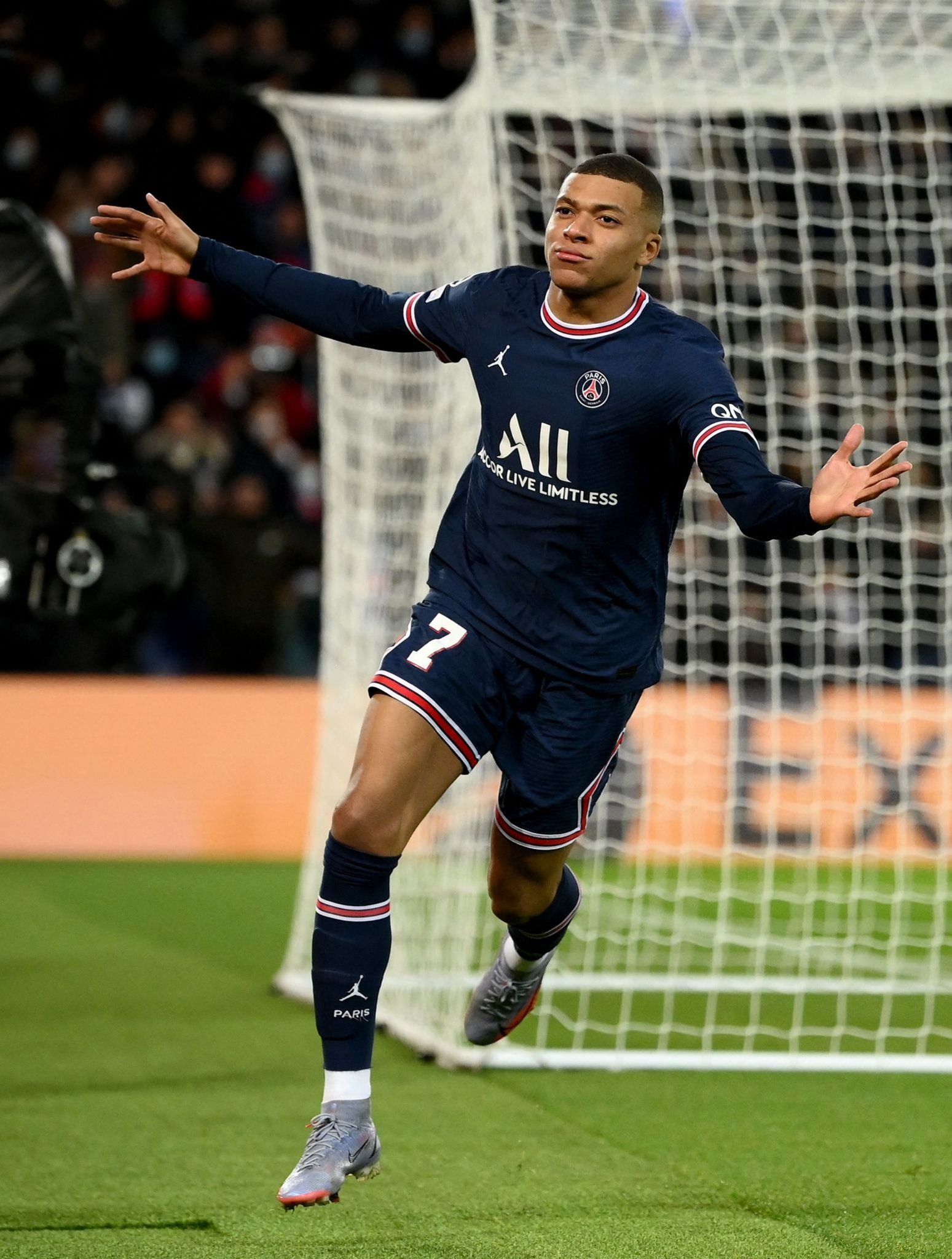 雷迪克终于看明白了！发布会高度称赞詹姆斯与东契奇挡拆配合，默契堪称无解