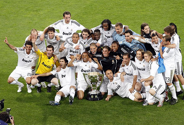 模拟经营卡牌冒险手游《冲呀！饼干人：王国》今日上线